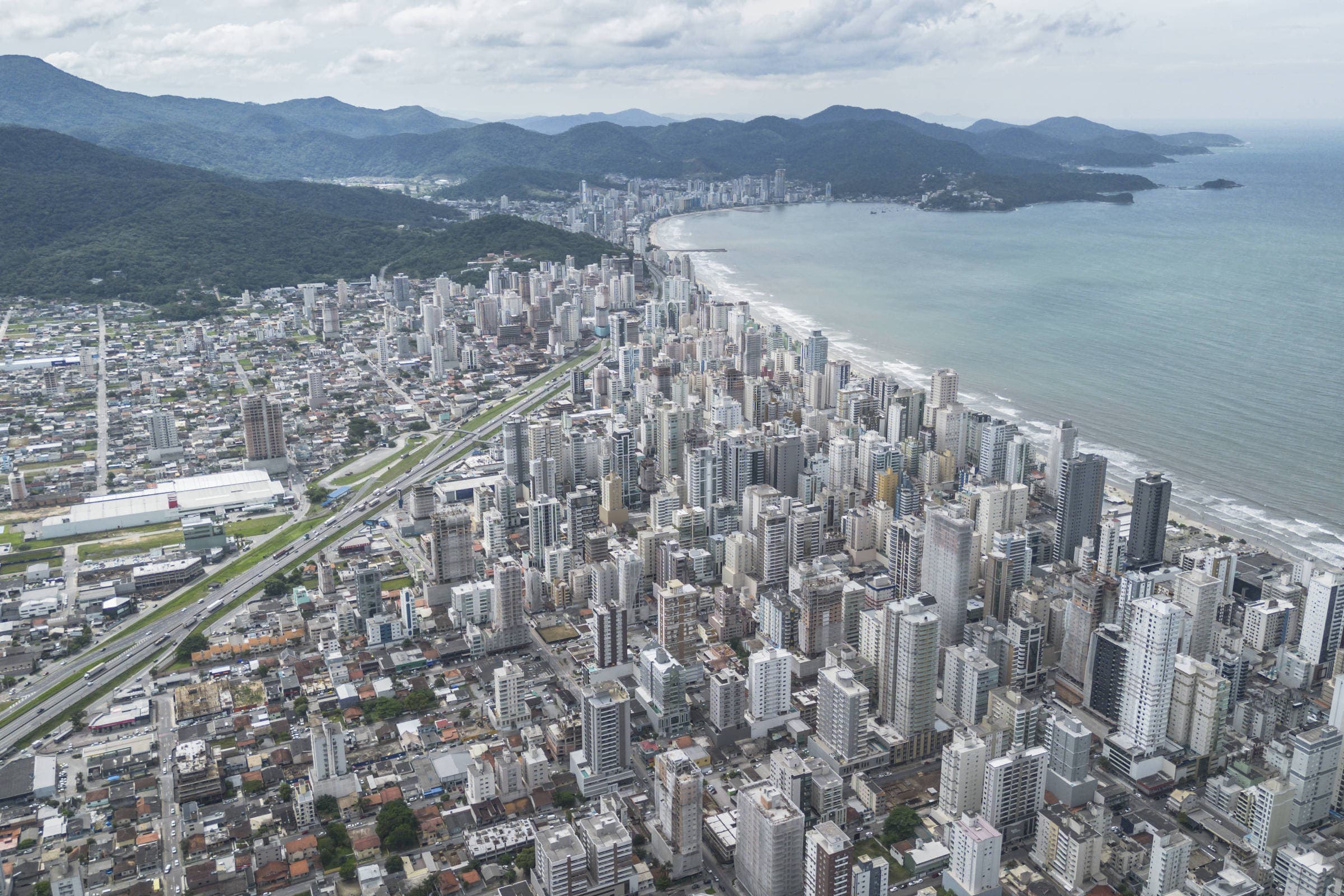 Itapema (SC) alarga praia em até 60 metros para combater erosão e aquecer mercado imobiliário