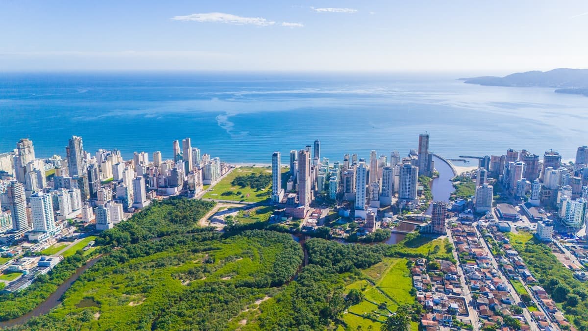 ‘Altamente atrativa’: cidade de SC lidera valorização de imóveis no Brasil